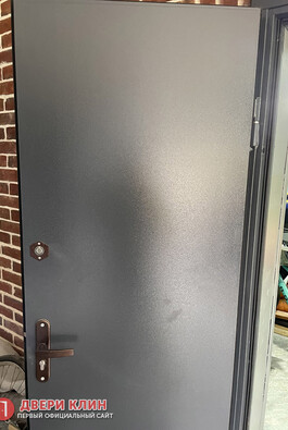 входная дверь с серым порошковым напылением внутри.jpg