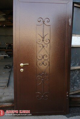 Входная дверь с порошково-полимерным покрытием с ковкой
