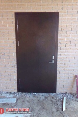 Входная металлическая дверь в загородный дом
