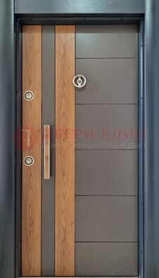 Коричневая входная дверь c МДФ панелью ЧД-01 в частный дом в Всеволожске