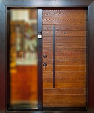 Коричневая входная дверь c МДФ панелью и стеклом ЧД-38 в частный дом в Всеволожске