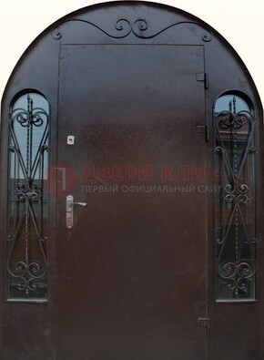 Арочная дверь со стеклом и ковкой ДА-16 под старину в Всеволожске