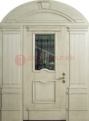 Белая входная дверь массив со стеклом и ковкой ДА-49 в Всеволожске