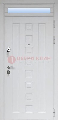 Белая металлическая дверь с фрамугой для коттеджа ДФГ-21 в Всеволожске