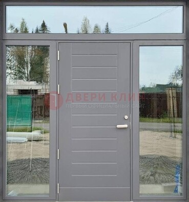Серая стальная дверь с панелью МДФ и стеклянными фрамугами ДФГ-28 в Всеволожске