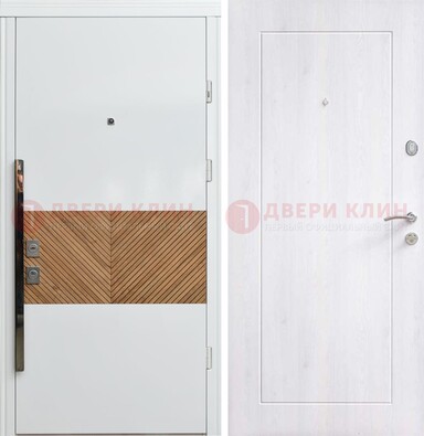 Белая железная дверь МДФ горизонтальной вставкой ДМ-265 в Всеволожске