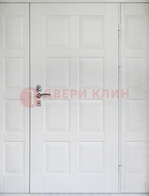 Белая входная дверь для коттеджа с МДФ ДМ-536 в Всеволожске