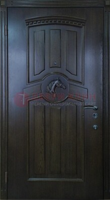 Темная металлическая дверь с массивом дуба с рисунком ДМД-25 в Всеволожске
