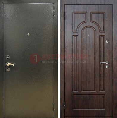 Железная темно-серая дверь с порошковым напылением и МДФ Тисненый орех ДП-275 в Всеволожске