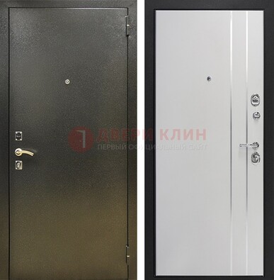 Железная темная дверь с порошковым покрытием и белая МДФ с молдингами  ДП-296 в Всеволожске