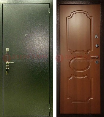 Зеленая железная дверь с порошковым напылением ДП-307 в Всеволожске