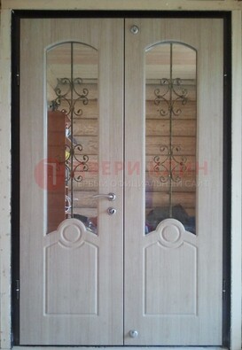 Парадная дверь со стеклянными вставками и ковкой ДПР-23 в деревянный дом в Всеволожске