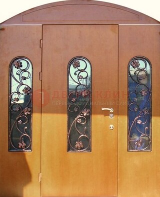 Парадная дверь со стеклянными вставками и ковкой ДПР-28 в общественное здание в Всеволожске