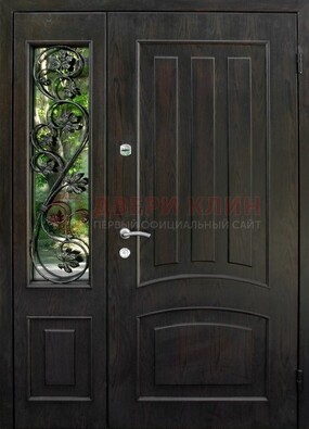 Парадная дверь со стеклянными вставками и ковкой ДПР-31 в кирпичный дом в Всеволожске