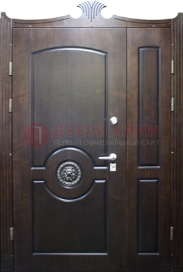 Коричневая парадная дверь с украшением ДПР-52 с утеплением в Гатчине