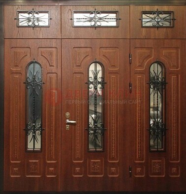 Парадная дверь с металлическими вставками и ковкой ДПР-72 в дом в Всеволожске