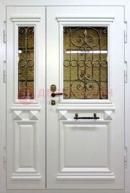 Белая парадная металлическая дверь со стеклом и ковкой ДПР-83 в Всеволожске