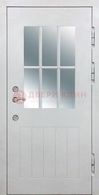 Белая уличная дверь со стеклом ДС-30 в Всеволожске