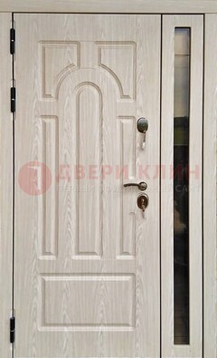 Белая металлическая дверь со стеклом ДС-68 в Всеволожске