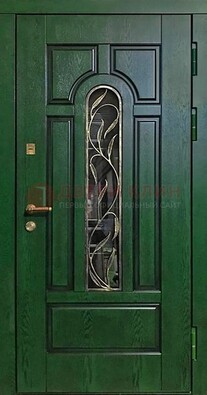 Зеленая железная дверь со стеклом и ковкой ДСК-111 в Всеволожске