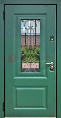 Зеленая металлическая дверь со стеклом и ковкой ДСК-113 в Всеволожске