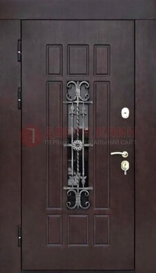 Коричневая уличная дверь со стеклом и ковкой ДСК-114 в Всеволожске