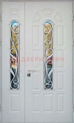 Распашная стальная дверь со стеклом и ковкой в белом цвете ДСК-120 в Всеволожске