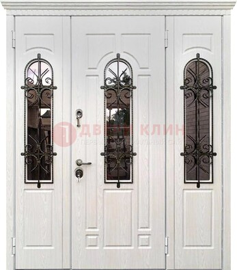 Белая распашная стальная дверь со стеклом и ковкой ДСК-125 в Всеволожске