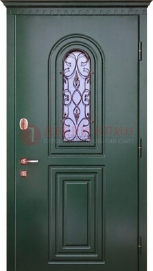 Темно-зеленая входная дверь со стеклом и ковкой ДСК-129 в Всеволожске