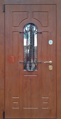 Темная железная дверь со стеклом и ковкой в коричневом цвете ДСК-154 в Тамбове