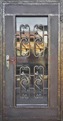 Коричневая наружная дверь порошок со стеклом и ковкой ДСК-160 в Всеволожске
