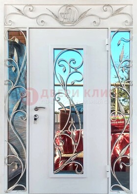 Белая входная дверь порошок со стеклом и ковкой ДСК-165 в Всеволожске