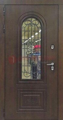 Классическая стальная дверь со стеклом и ковкой для коттеджа ДСК-178 в Всеволожске