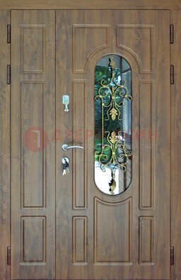 Коричневая полуторная дверь со стеклом и ковкой ДСК-198 в Всеволожске