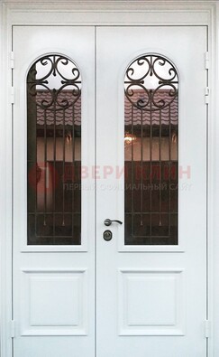 Белая стальная дверь стекло с ковкой и филенкой ДСК-201 в Всеволожске