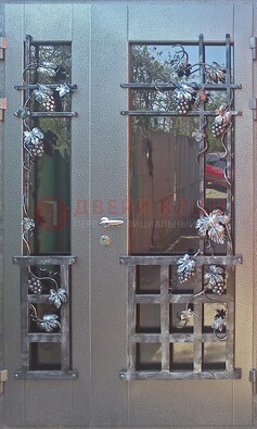 Распашная уличная дверь Порошок со стеклом и ковкой ДСК-221 в Всеволожске