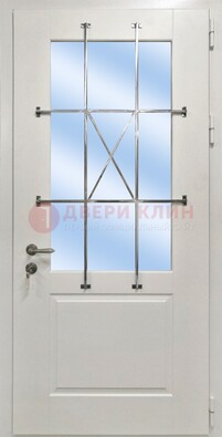 Белая простая железная дверь Винорит со стеклом и ковкой ДСК-257 в Всеволожске