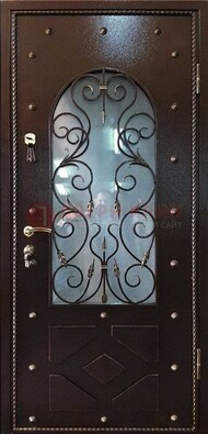 Влагостойкая дверь со стеклом и ковкой с декором ДСК-37 в Всеволожске