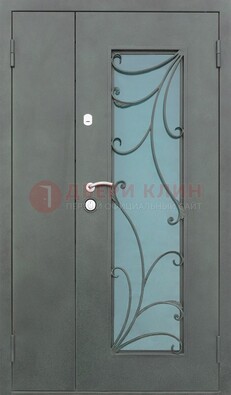 Двухстворчатая железная дверь со стеклом и ковкой ДСК-40 в Всеволожске