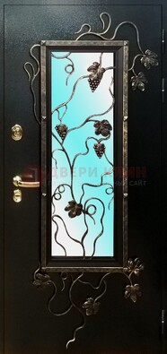 Железная дверь со стеклом и ковкой ДСК-70 для деревянного дома в Всеволожске