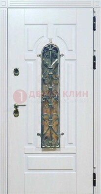 Белая остекленная металлическая дверь с ковкой ДСК-98 в Всеволожске