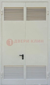 Белая металлическая техническая дверь с вентиляционной решеткой ДТ-6 в Всеволожске