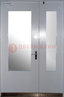 Белая  тамбурная дверь со стеклянными вставками ДТМ-18 в Всеволожске