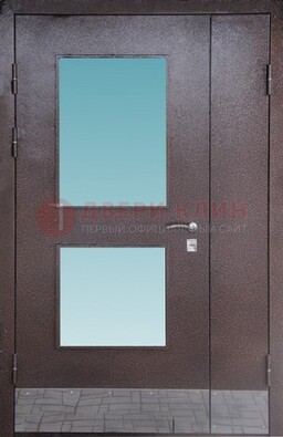 Коричневая тамбурная дверь со стеклянными вставками ДТМ-21 в Всеволожске