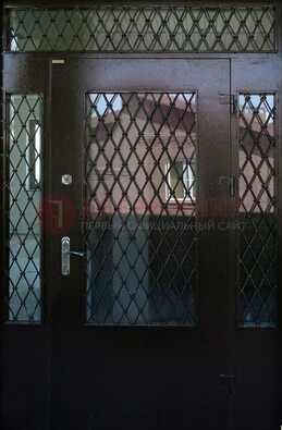 Коричневая тамбурная дверь со стеклянными вставками и ковкой ДТМ-32 в Всеволожске