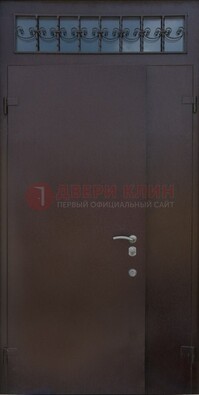 Коричневая тамбурная дверь со стеклянными вставками и ковкой ДТМ-39 в Всеволожске