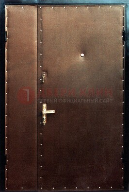 Коричневая тамбурная дверь с оформлением ДТМ-40 в Всеволожске