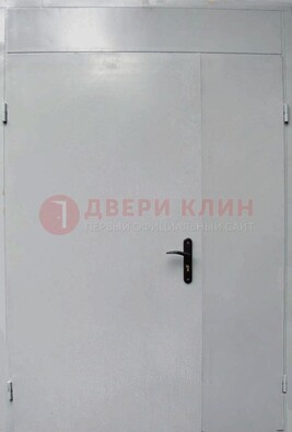 Белая металлическая тамбурная дверь ДТМ-5 в Всеволожске