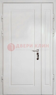 Полуторная металлическая дверь с МДФ в белом цвете ПЛ-24 в Всеволожске