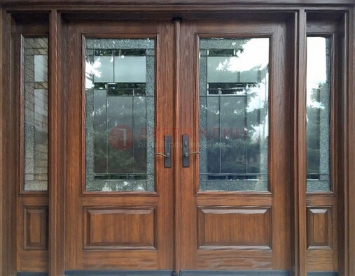 Распашная стальная дверь с массивом с витражом и фрамугами ВЖ-21 в Всеволожске
